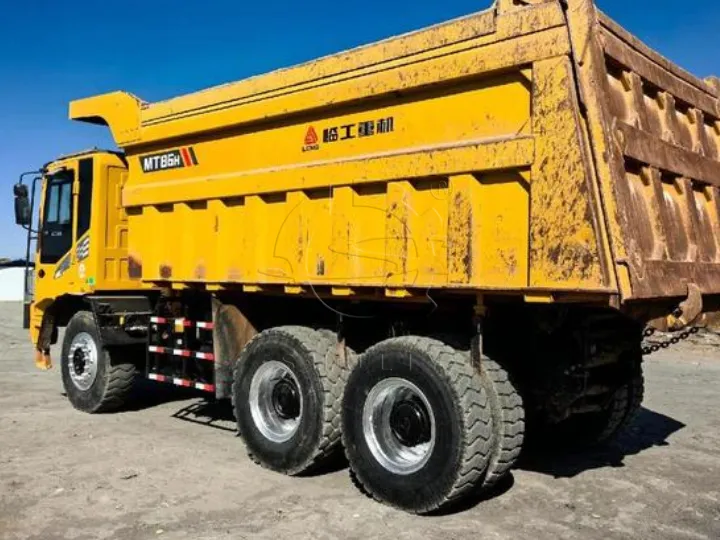 Lkw-Reifen laden