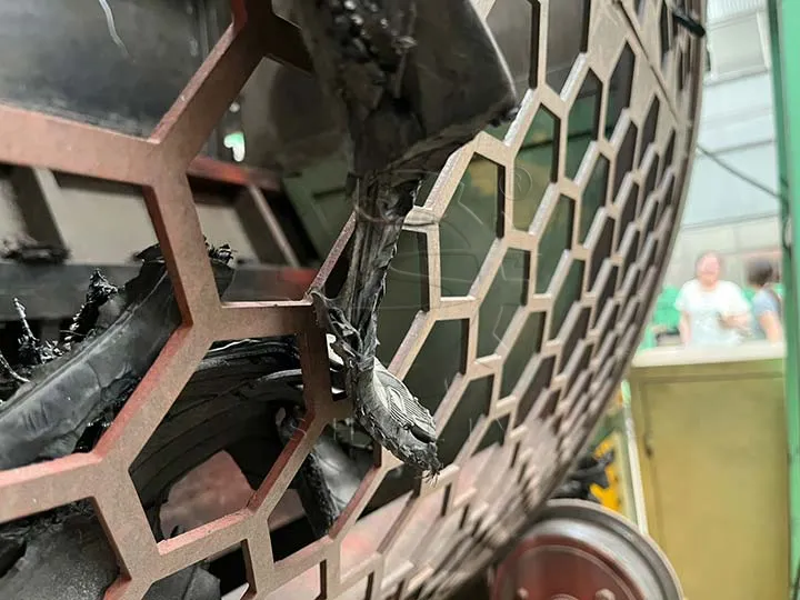 Sturdy tire shredder screen