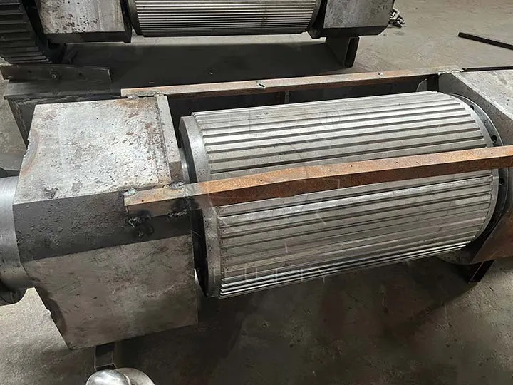 Picha ya karibu ya roller ya chuma cha alloy chenye ugumu wa kuvaa, sehemu kuu ya grinder ya mpira wa Shuliy.