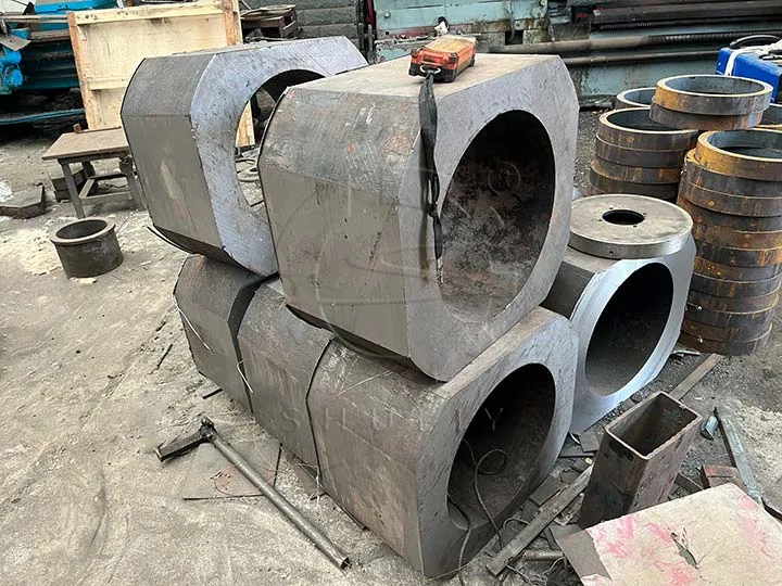 Sehemu za chuma za alloy nzito kwa grinder ya mpira ya Shuliy, zikionyesha ujenzi thabiti wa sehemu za kuvaa.