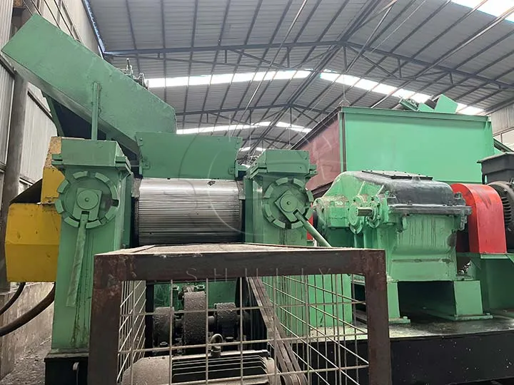 Mashine ya mpira mdogo wa Shuliy inaonyesha gurudumu lake lililochongwa kwa ajili ya kuvunjisha vipande vya gogo kuwa unga