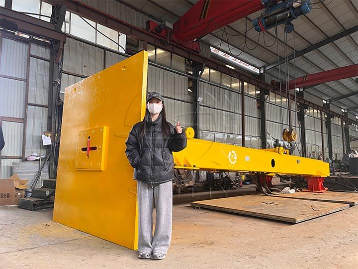 配备OTR轮胎切割机的销售经理