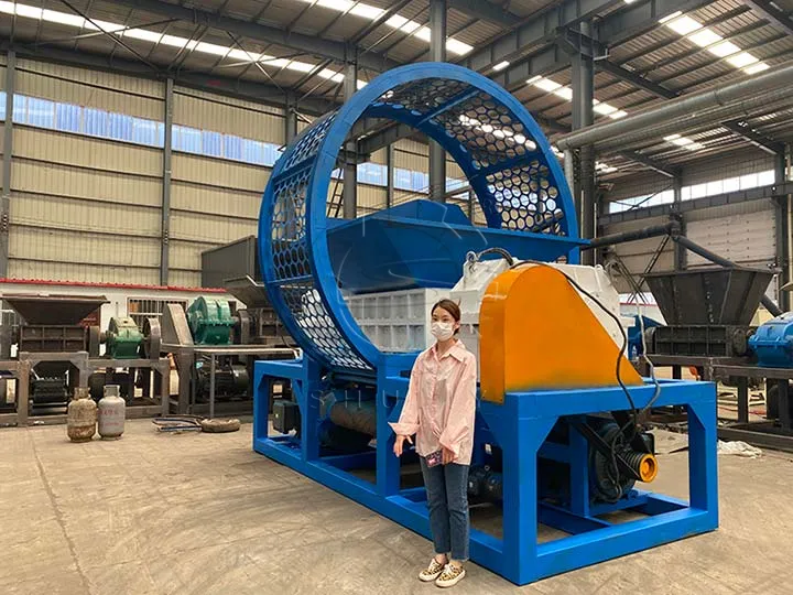 Employee for size comparison, you can intuitively recognize the large‑capacity body of our tire shredder.