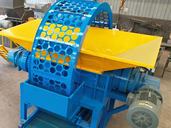 Side‑on view of heavy‑duty rubber tire shredder equipment for tyre recycling plant