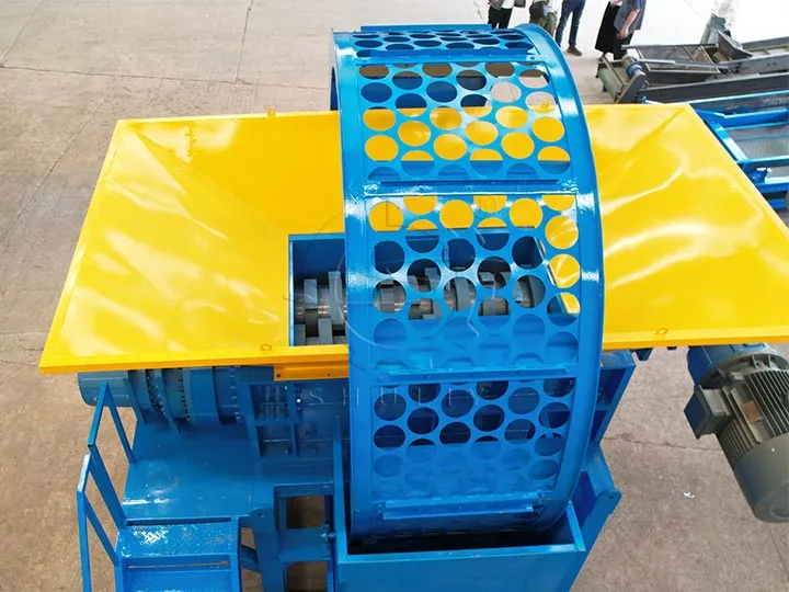 Top view large industrial tyre shredding recycling machine with round safety mesh cover