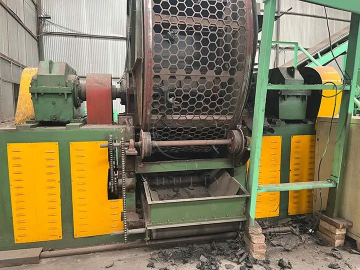Uniform tire chunks are discharged through the screen.